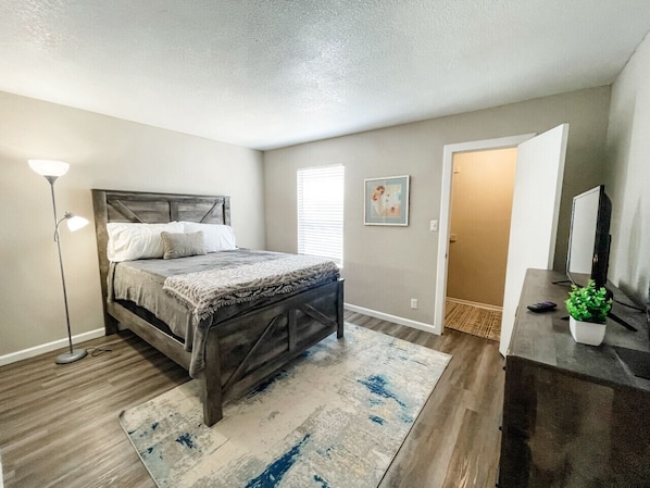 2 bedrooms, desk, iron/ironing board, WiFi