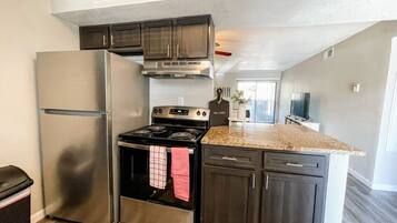 冷蔵庫、電子レンジ、オーブン、コンロ