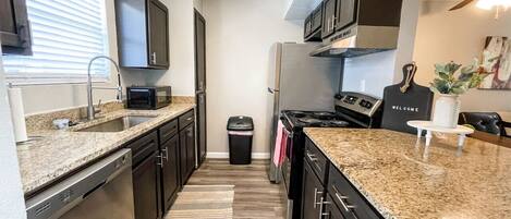 冷蔵庫、電子レンジ、オーブン、コンロ