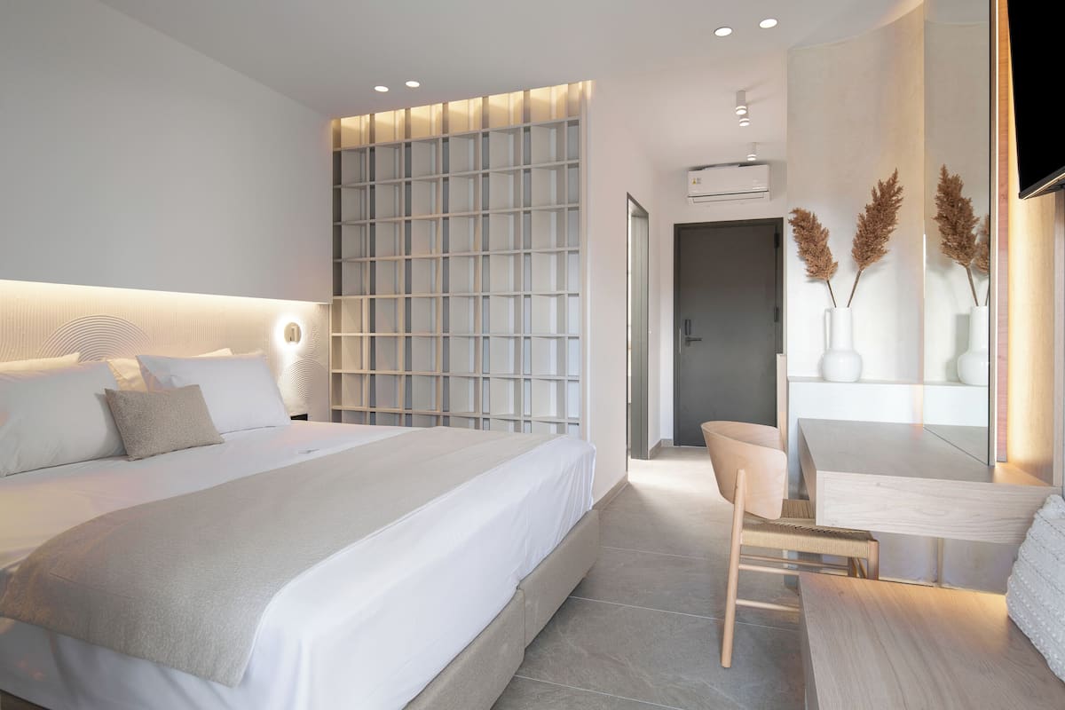 Deluxe Studio Suite, 1 King Bed | Iron/ironing board, free WiFi