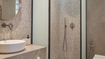 Deluxe-Studiosuite, 1 King-Bett und Schlafsofa | Badezimmer | Dusche, Haartrockner, Handtücher, Seife