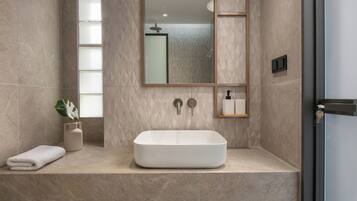 Deluxe Studio Suite, 1 King Bed | Bathroom | Shower, hair dryer, towels, soap