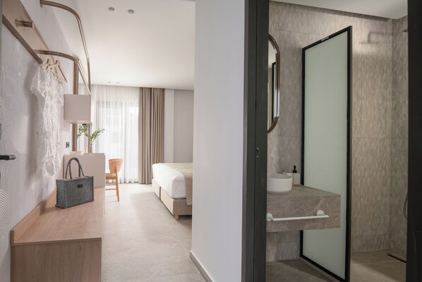Estudi en suite Deluxe, 1 llit de matrimoni gran i sofà llit | Planxa i posts de planxar i wifi gratuïta