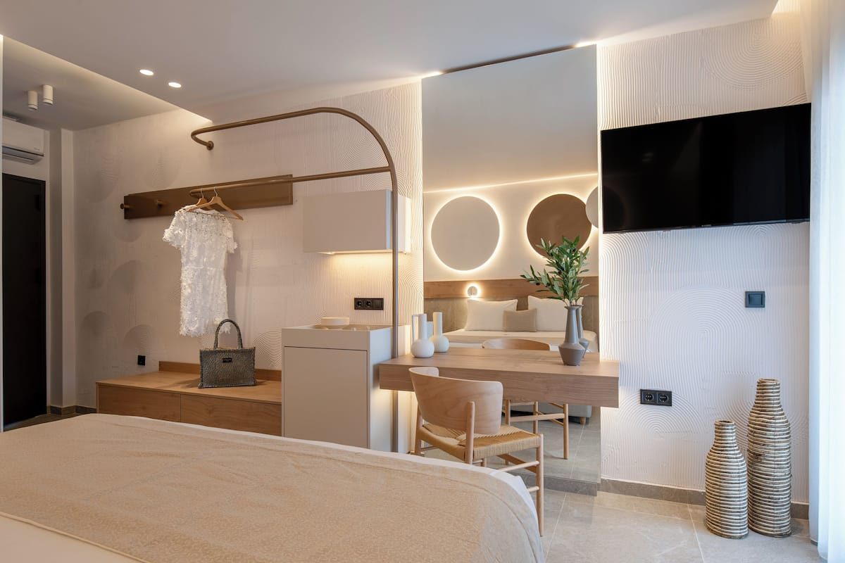 Deluxe Studio Suite, 1 King Bed with Sofa bed | Iron/ironing board, free WiFi