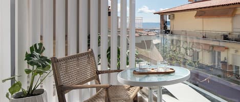 Deluxe Studio Suite, 1 King Bed | Balcony