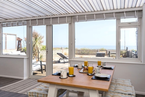 Beach Cottage with garden that blends into the beach in Pevensey Bay