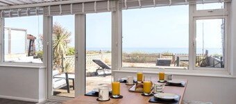 Beach Cottage with garden that blends into the beach in Pevensey Bay