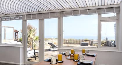 Beach Cottage with garden that blends into the beach in Pevensey Bay