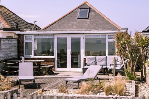 Beach Cottage with garden that blends into the beach in Pevensey Bay