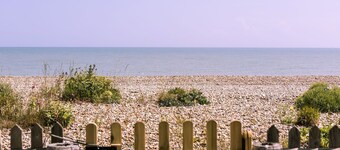 Beach Cottage with garden that blends into the beach in Pevensey Bay
