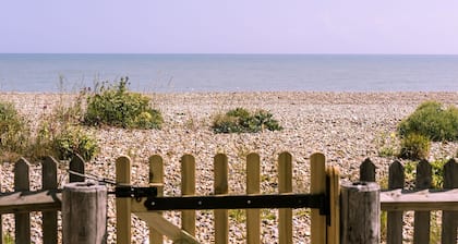 Beach Cottage with garden that blends into the beach in Pevensey Bay