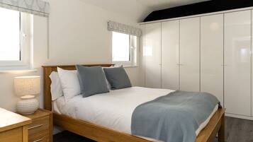 2 bedrooms, iron/ironing board, travel cot, free WiFi