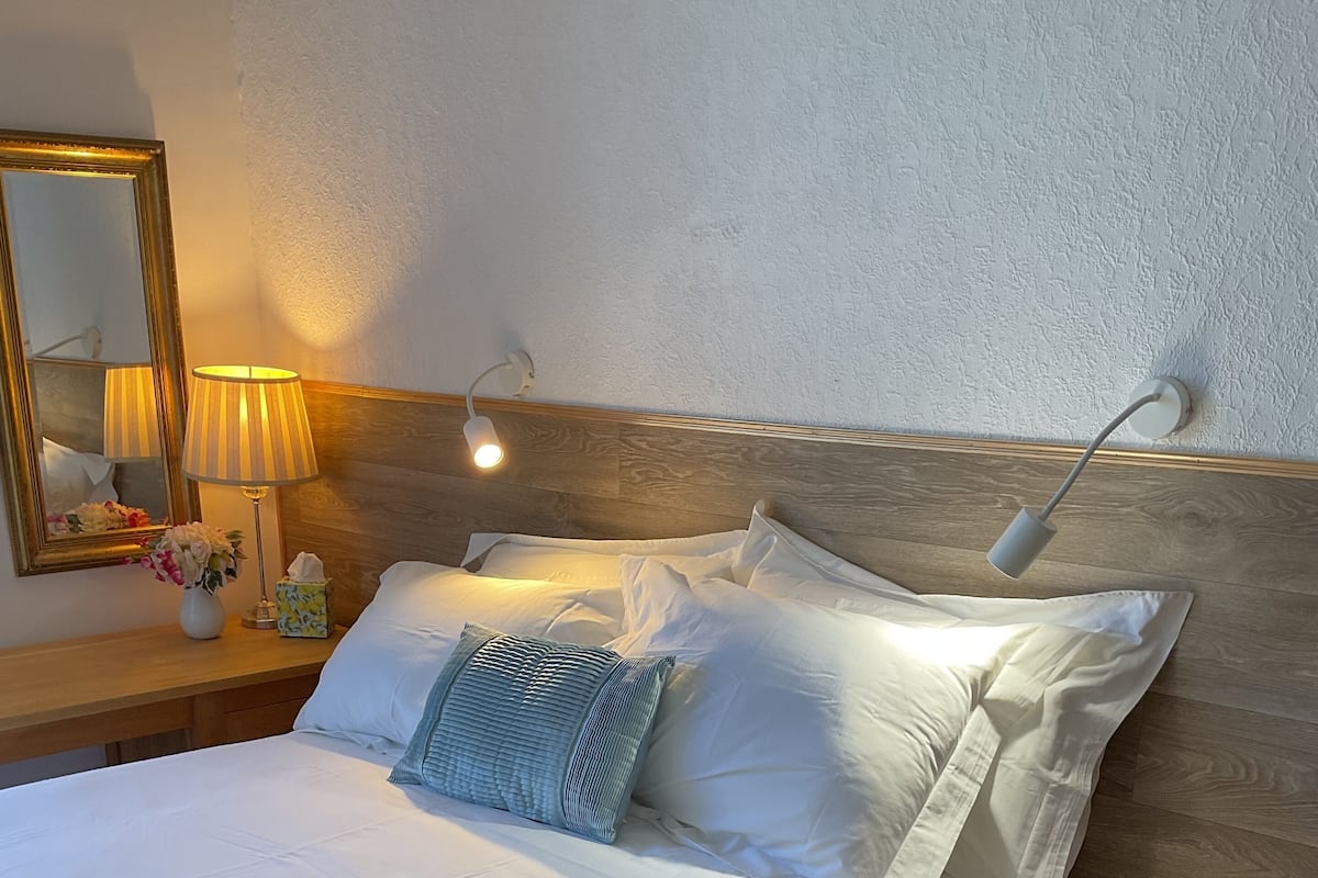 Tabla de planchar con plancha, cunas, wifi gratis y ropa de cama