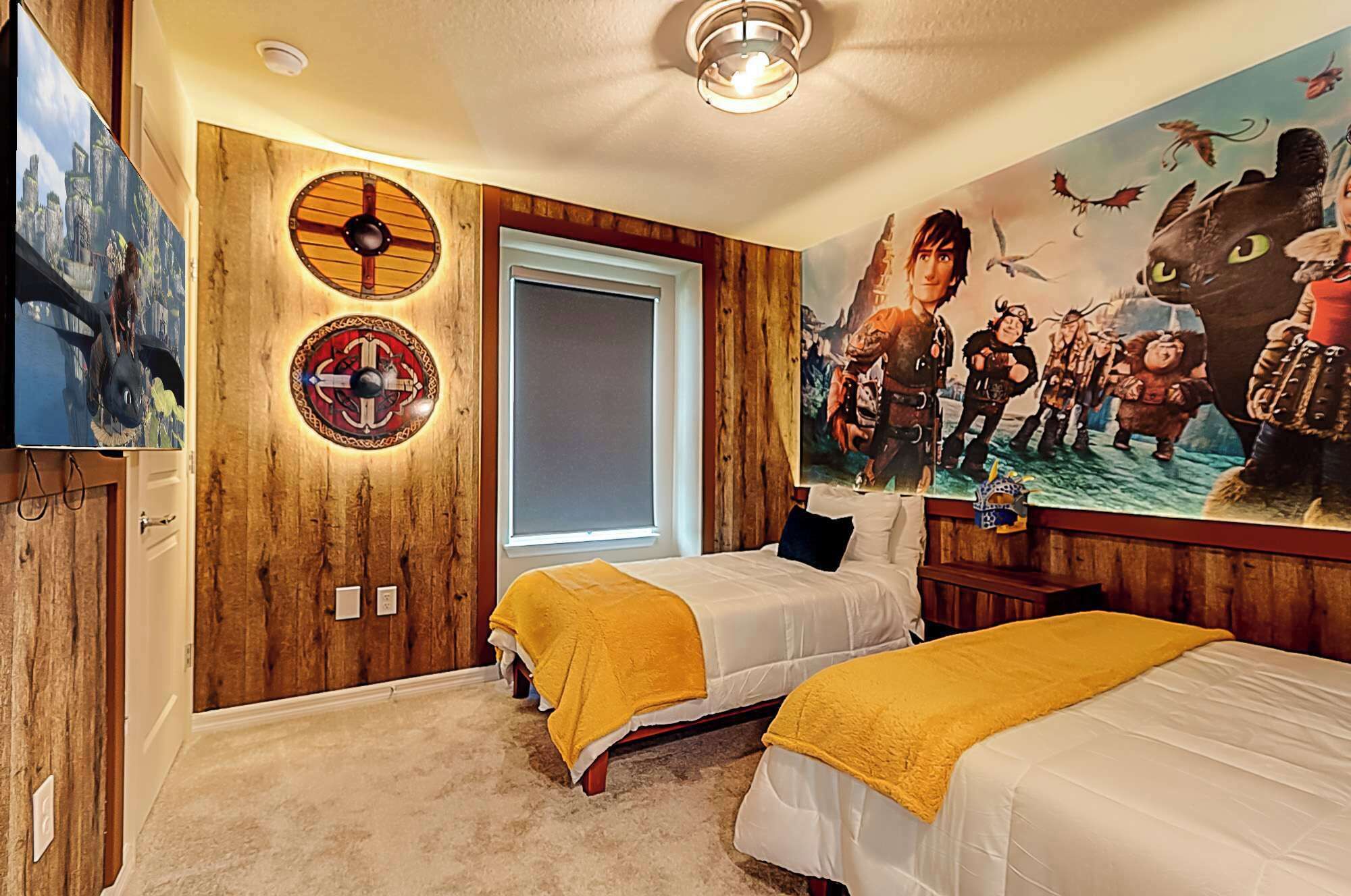 Ein Schlafzimmer mit zwei Betten, Holzwänden, einem großen Wandbild und einem Fenster.