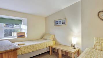 2 bedrooms, iron/ironing board, travel cot, free WiFi