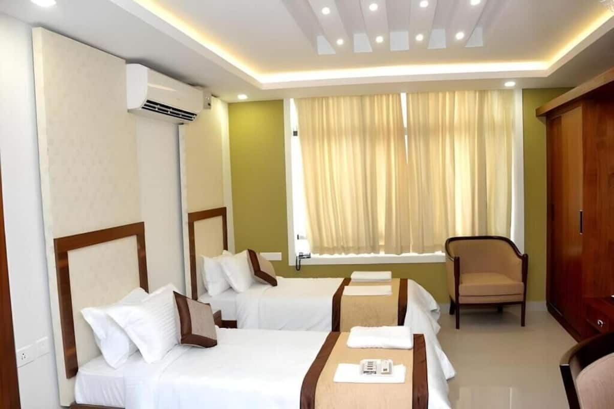 Deluxe Twin Room | Desk, laptop workspace, blackout drapes, iron/ironing board