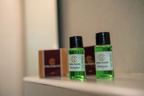 Shower, towels, soap, shampoo - Royal Plaza Glitz Inn (Kozhikode)