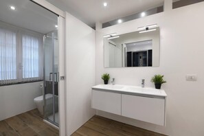 Dusche, Haartrockner, Bidet, Handtücher