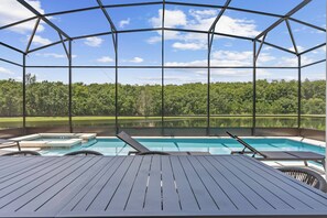 حمّام سباحة مُدفَّأ