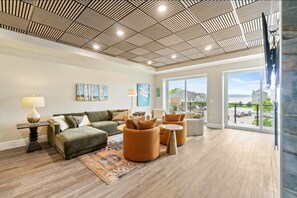 Smart TV, fireplace, offices - Downtown Loft + 45’ Slip – Walk to Lake & Dining (Boyne City)