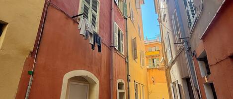 المنشأة من الخارج