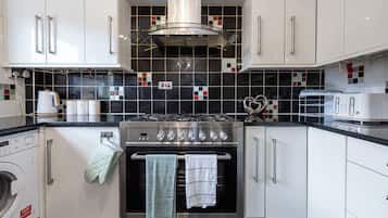 Comfort House | Private kitchen | Full-size fridge, microwave, dishwasher, cookware/dishes/utensils