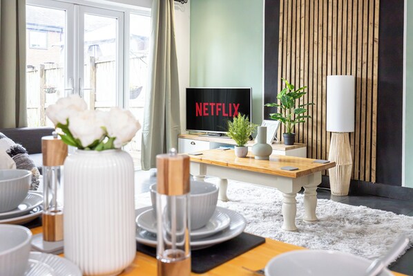 Living area - Relaxing 4BR Near City Centre (Salford)