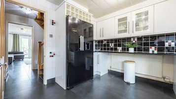 Comfort House | Private kitchen | Full-sized fridge, microwave, dishwasher, cookware/dishes/utensils