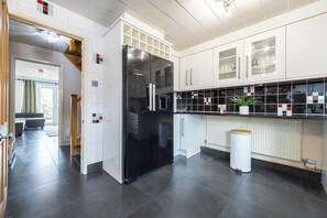 Private kitchen - Relaxing 4BR Near City Centre (Salford)