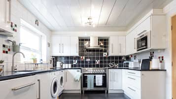 Comfort House | Private kitchen | Full-size fridge, microwave, dishwasher, cookware/dishes/utensils