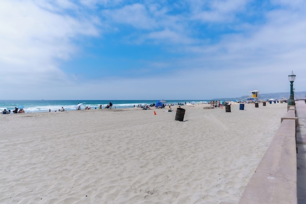 Plage à proximité, chaises longues, serviettes de plage
