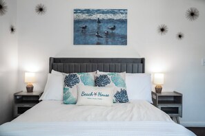 1 bedroom, desk, iron/ironing board, travel cot - Ocean View! Fully Stocked Condo In Mission Beach, Sleeps 4, and Free Parking! (San Diego)