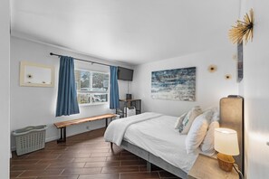 1 chambre, bureau, fer et planche à repasser, lit parapluie