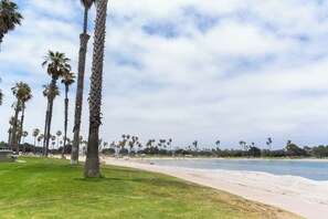 Beach nearby, sun-loungers, beach towels - Ocean View! Fully Stocked Condo In Mission Beach, Sleeps 4, and Free Parking! (San Diego)