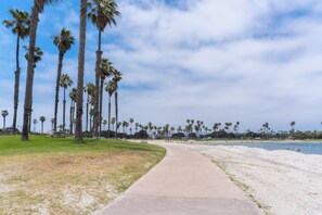 在海灘附近、躺椅、沙灘巾