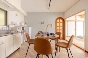 Basic Apartment, Balcony, City View | In-room dining
