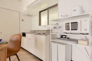Room 13, Non-smoking | Private kitchen | Microwave, stovetop, rice cooker, cookware/dishes/utensils