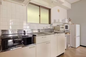 Basic Apartment, Non Smoking (13) | Dapur peribadi | Ketuhar gelombang mikro, dapur, periuk nasi