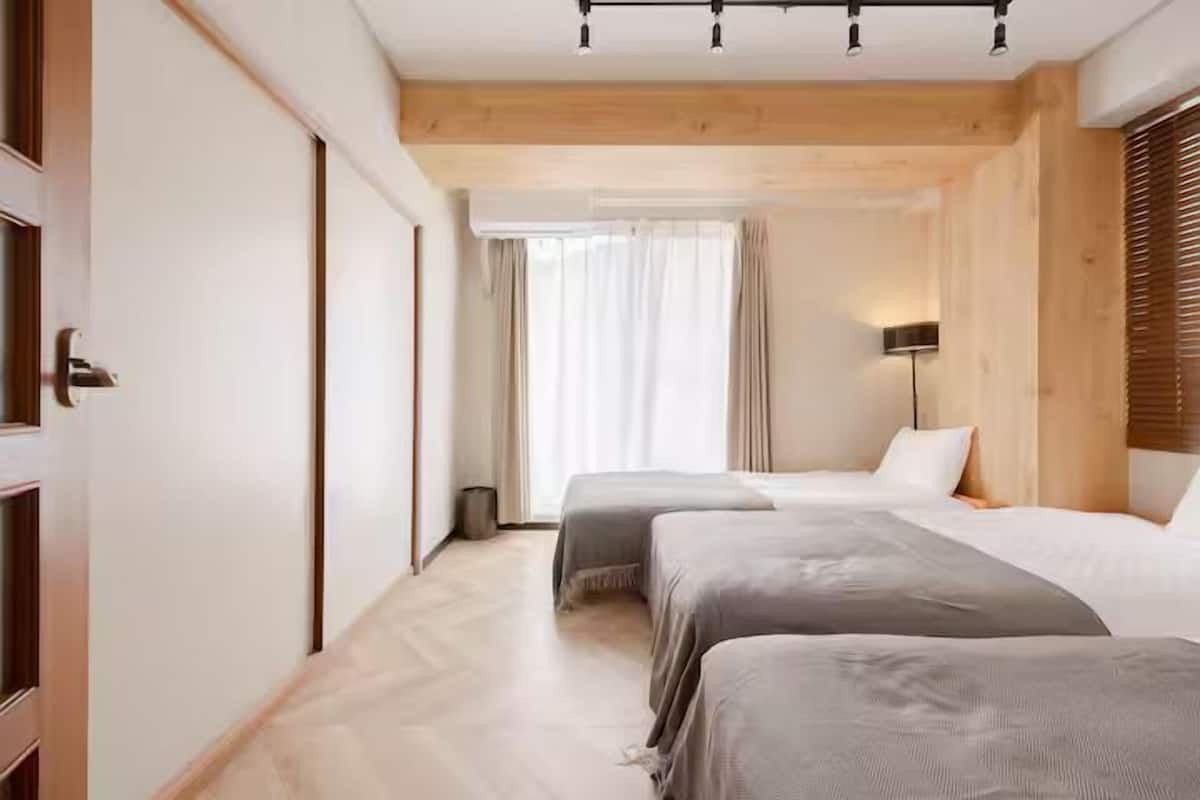 Cortinas blackout, tabla de planchar con plancha y wifi gratis