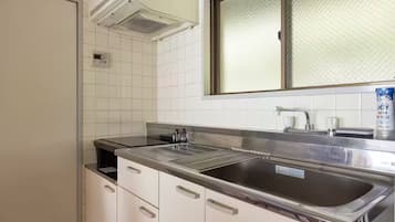 Apartamento básico, no fumadores (13) | Cocina privada | Microondas, placa de cocina, arrocera y utensilios de cocina
