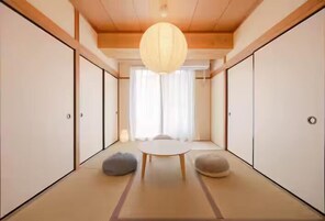 基础公寓, 无烟房 (13) | 起居区