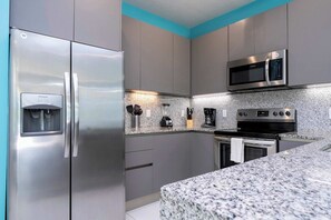 Kühlschrank, Mikrowelle, Ofen, Herdplatte