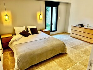 3 chambres, fer et planche à repasser, Wi-Fi, draps fournis