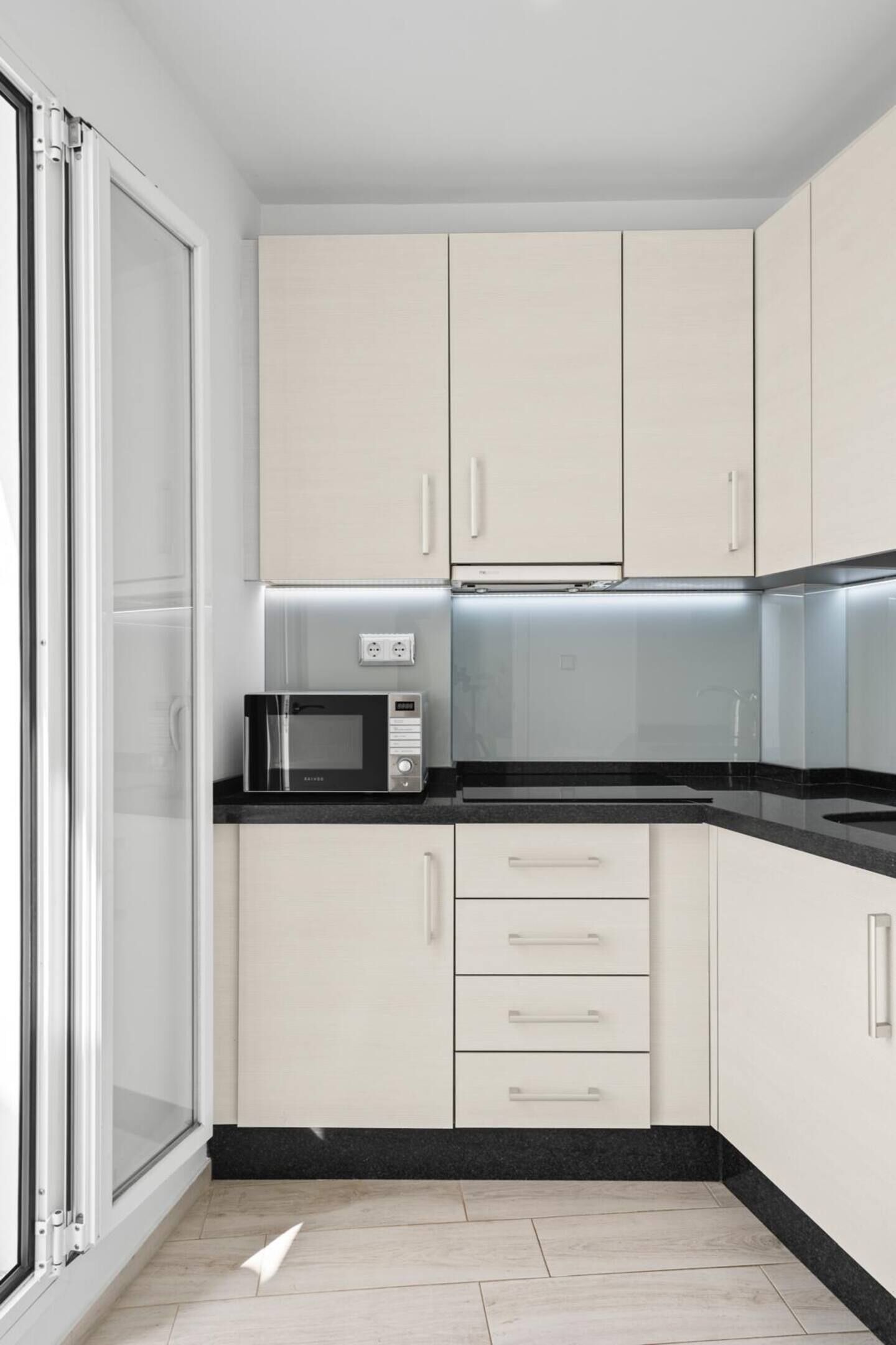 Réfrigérateur, micro-ondes, four, cafetière/bouilloire