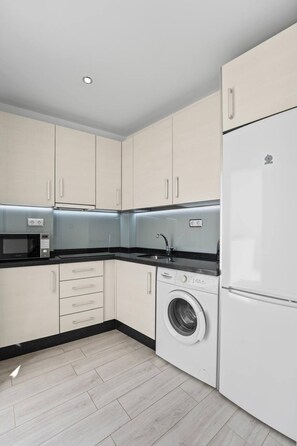 Fridge, microwave, oven, coffee/tea maker