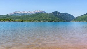 Un lago con montagne sullo sfondo.