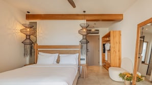 Un dormitorio con cabecera de madera, una cama grande, una mesita de noche, un espejo y un armario de madera.