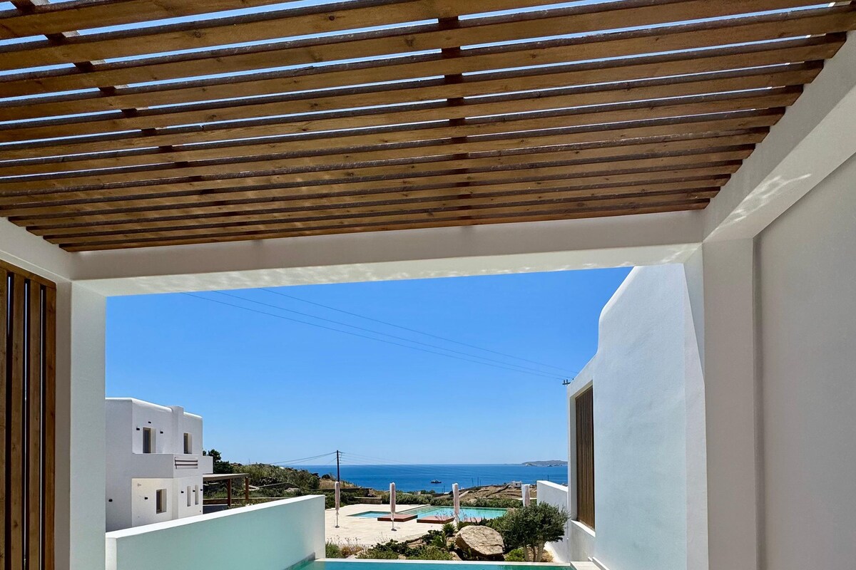 Deluxe Suite with sea view & private pool