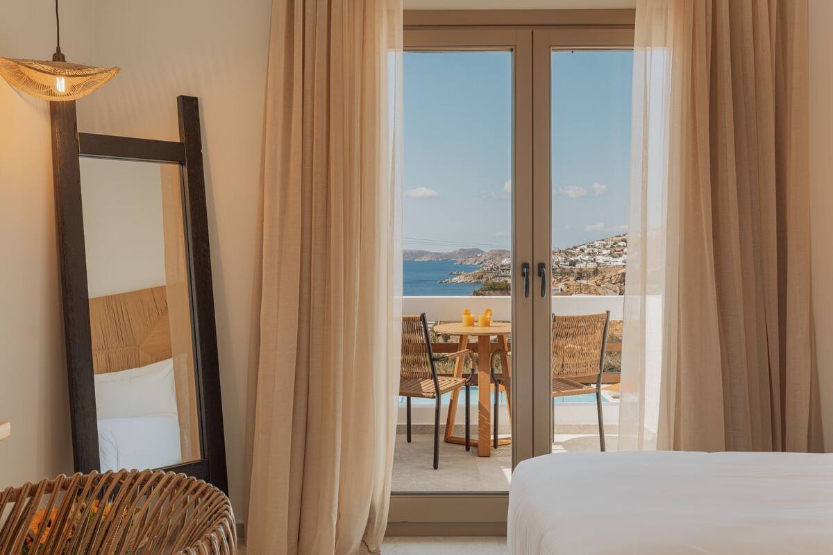 Habitación Deluxe con 1 cama doble o 2 individuales, balcón, vistas al mar | Caja fuerte, espacio para trabajar con un portátil, cortinas opacas