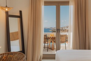 Deluxe-Doppel- oder -Zweibettzimmer, Balkon, Meerblick | Zimmersafe, laptopgeeigneter Arbeitsplatz, Verdunkelungsvorhänge